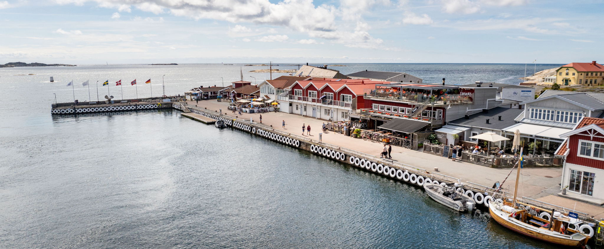 Franses skärgårdspub vid kajen på Hönö med havet och uteservering