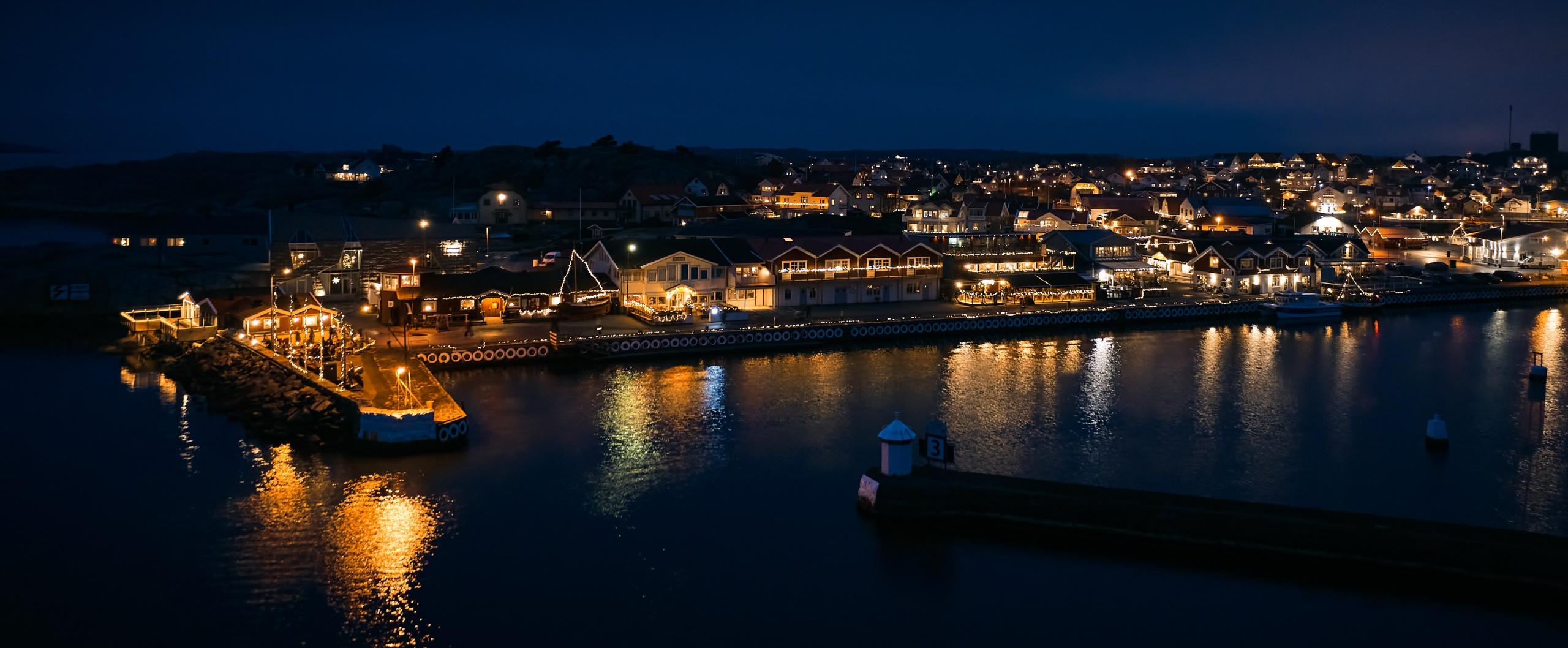 Franses skärgårdspub vid kajen på Hönö med havet och uteservering